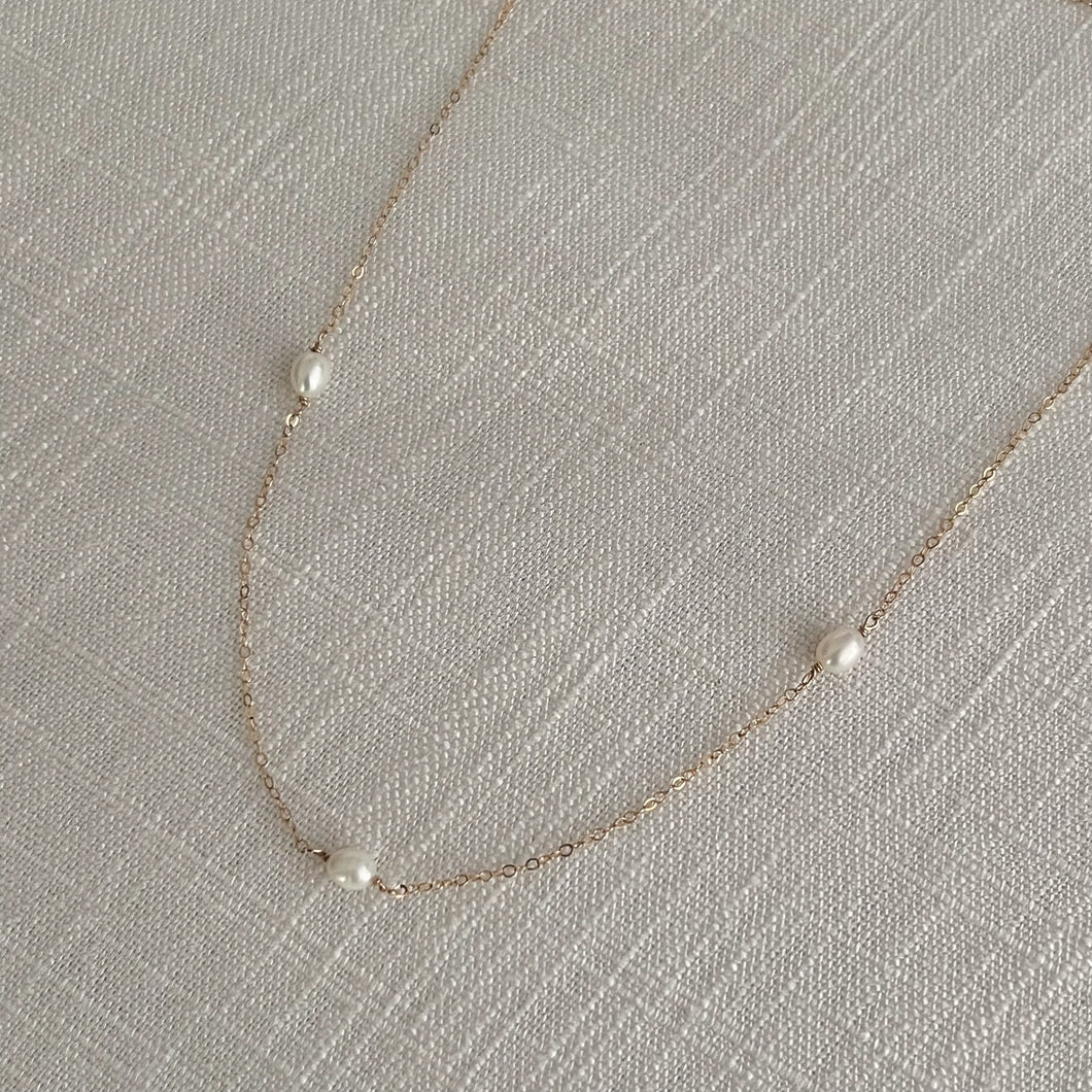 delicate three pearl necklace